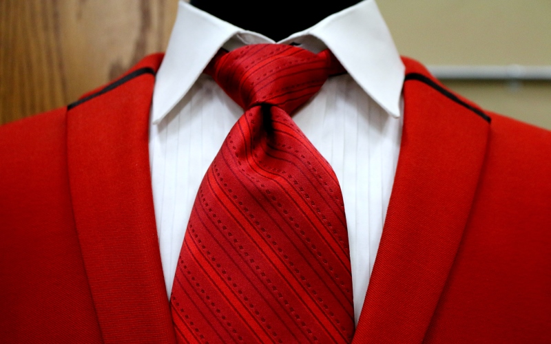 Ученые назвали ношение галстука "социально поощряемым удушением".