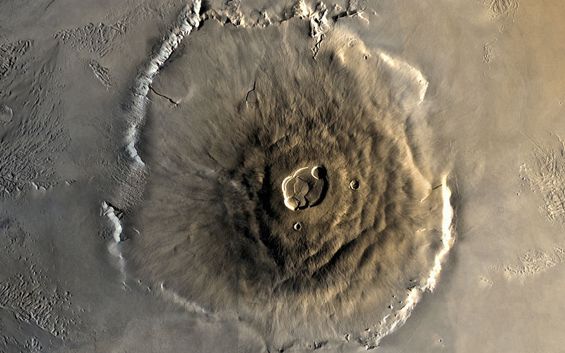Олимп Монс - один из крупнейших вулканов, самая высокая планетарная гора и вторая самая высокая гора, обнаруженная в настоящее время в Солнечной системе, сравнимая с Реясильвия на Весте.