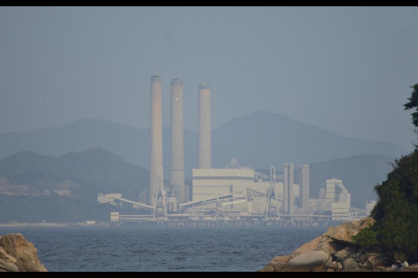 Завод в Китае окутан дымкой загрязненного воздуха. Всемирная организация здравоохранения предупреждает о таком загрязнении, изменение климата вызывают большей частью ископаемые виды топлива, это «чрезвычайная ситуация в области общественного здравоохранения». Фото: Leung Ka Wa