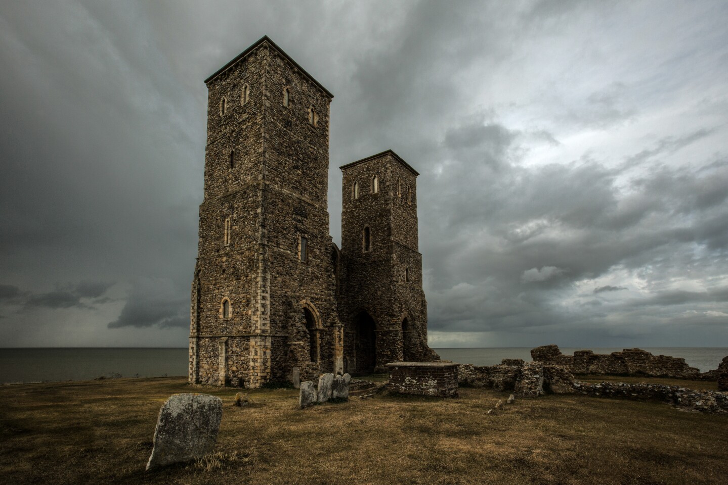 В финальном списке. Остатки башни-близнеца от приходской церкви Реколвера, расположенной на побережье графства Кент в Англии, недалеко от залива. Фото: Michael Marsh