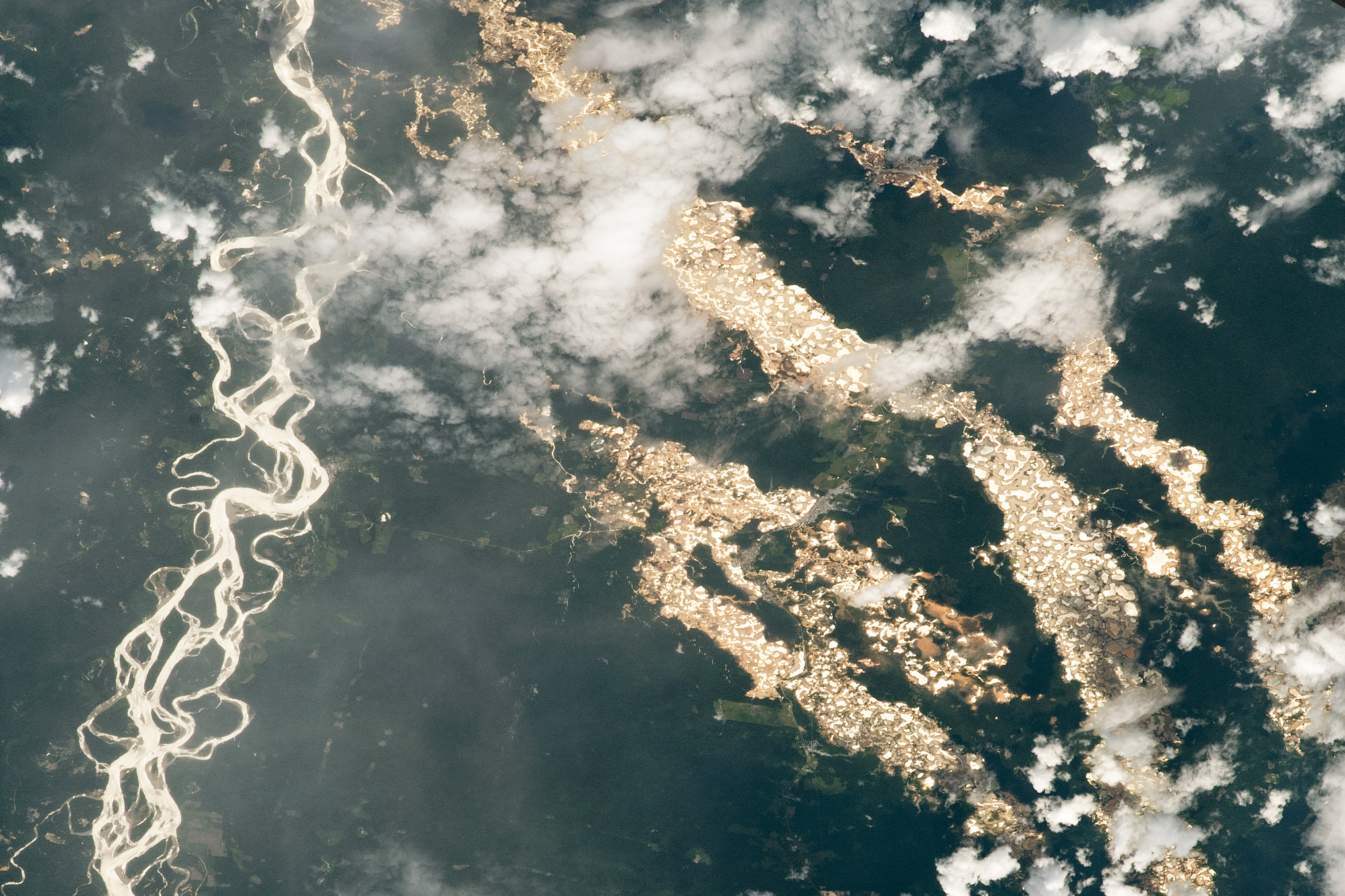 ''Золотые реки'' несутся по перуанской Амазонке на потрясающем фото НАСА.
