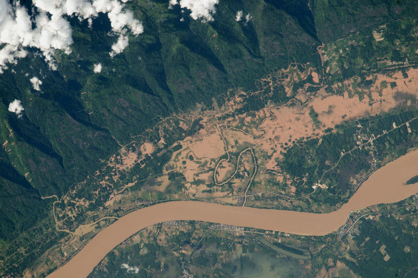 Река Меконг на границе между Таиландом и Лаосом в момент наводнения, когда река переполняется во время летнего юго-западного муссона.