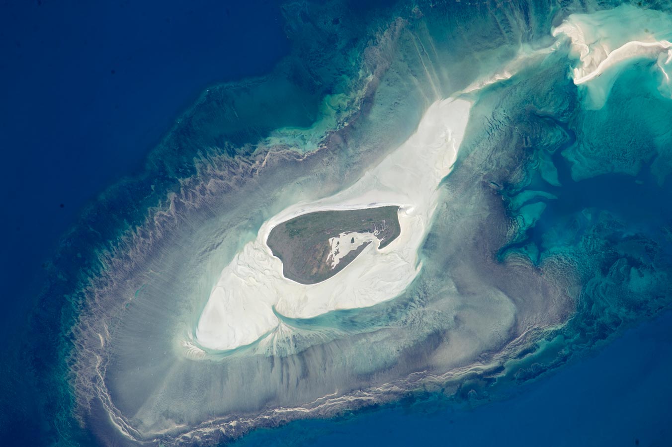 Крошечный остров Адель со многими концентрических зонами вокруг него на северо-западе побережья Австралии. Самая высокая точка находится чуть более 12 футов над уровнем моря, на этом травяном но безлесном острове. Остров имеет важное значение как среда обитания птиц.