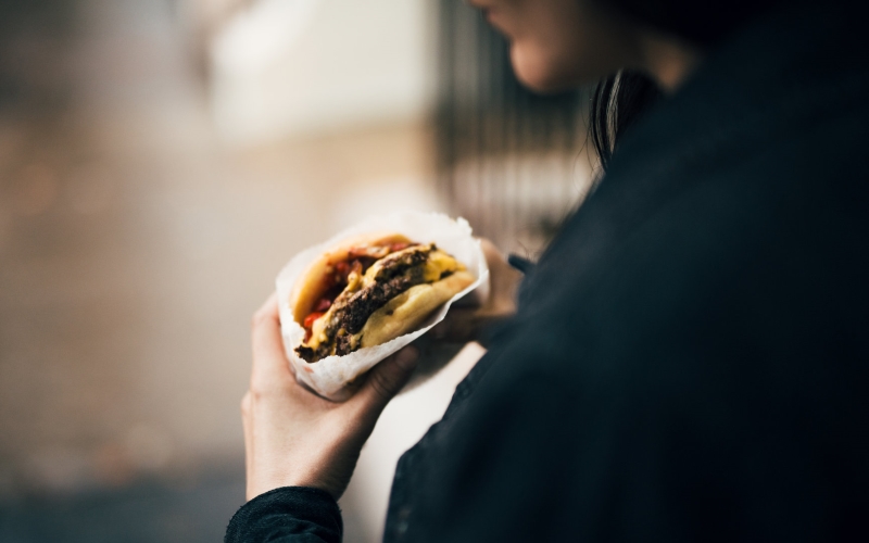 Обеды в ресторанах, кафетериях и других местах быстрого питания могут повысить общий уровень потенциально опасных для здоровья химических веществ, называемых фталатами в организме.