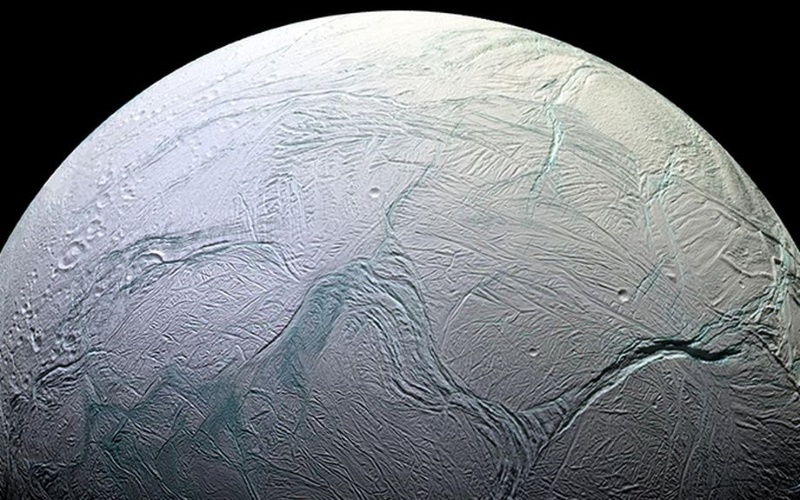 Энцелад — шестой по размеру спутник Сатурна. 