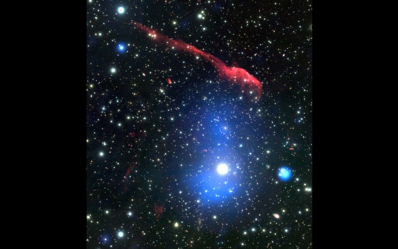 Многоволновое изображение с измененой цветопередачей скопления галактик «Зубная щетка», 1RXS J0603.3 + 4214.