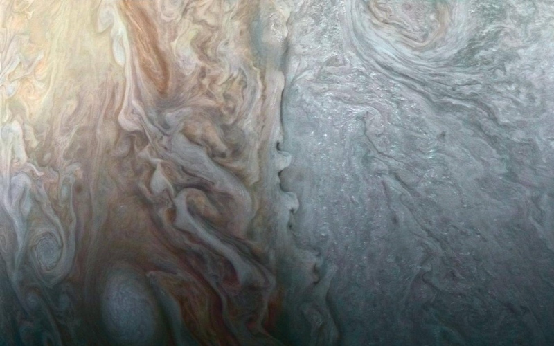 Это изображение Юпитера было сделано, когда космический корабль «Юнона» совершил близкий облет планеты.