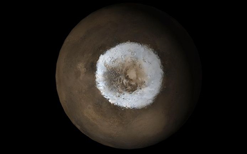 Южный полюс Марса, где предполагается наличие подледникового озера с жидкой водой.