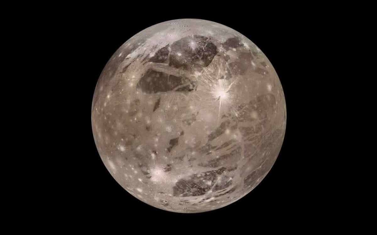 Хаббл обнаружил первые свидетельства наличия водяного пара на спутнике Юпитера, Ганимеде. 