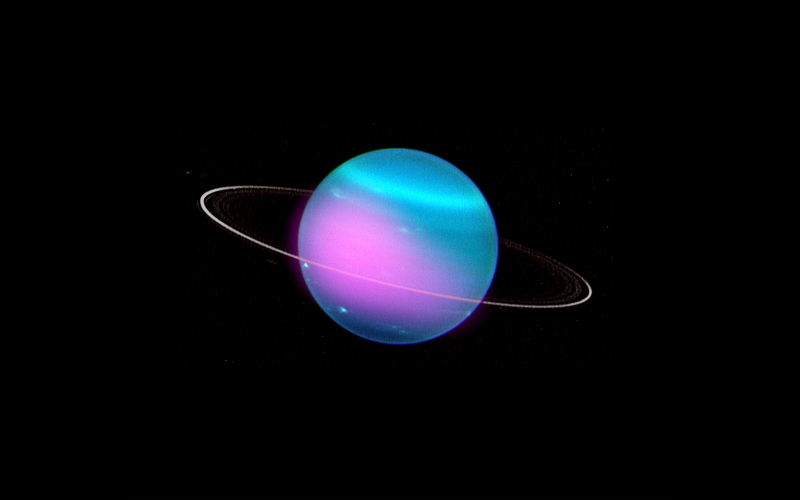 Это составное изображение показывает рентгеновское изображение Урана, полученное Чандрой в 2002 году (розовое), наложенное на оптическое изображение, полученное телескопом Кек-I в 2004 году.