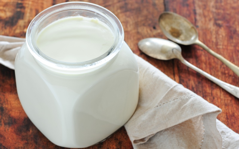 Ученые нашли способ превратить отходы производства йогурта в сырье для биотопливных и кормовых добавок.