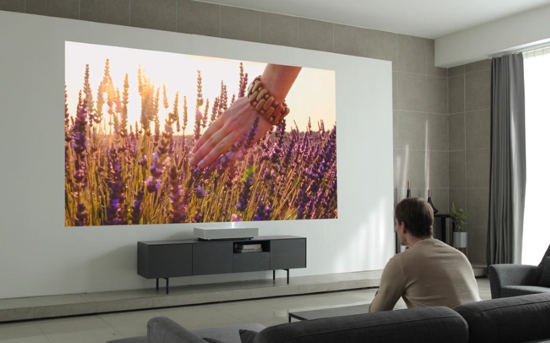 С последним лазерным проектором LG CineBeam зрители могут покрыть стену гостиной в 4K-фильмом.