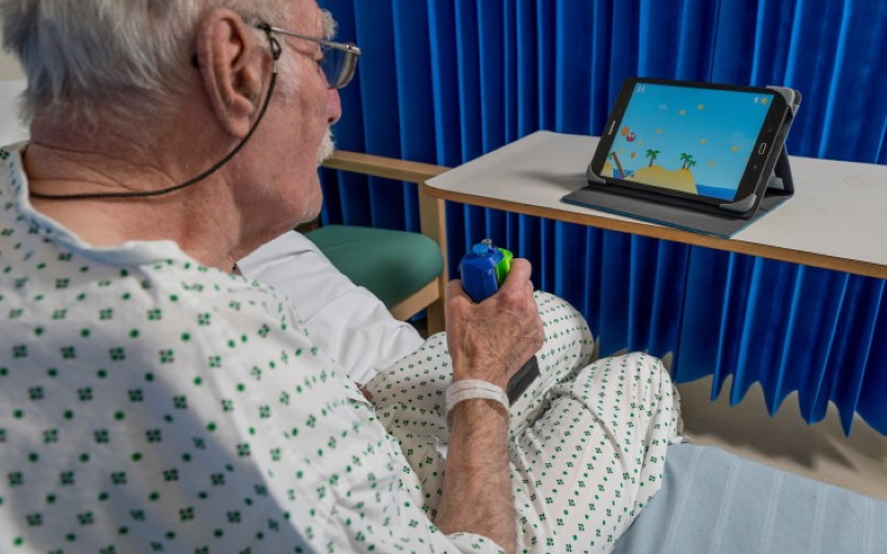 Пациент, перенесший инсульт, пробует использовать устройство GripAble.