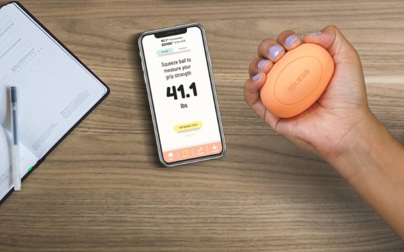 Smart Squeeze Ball измеряет вашу силу сцепления руки.