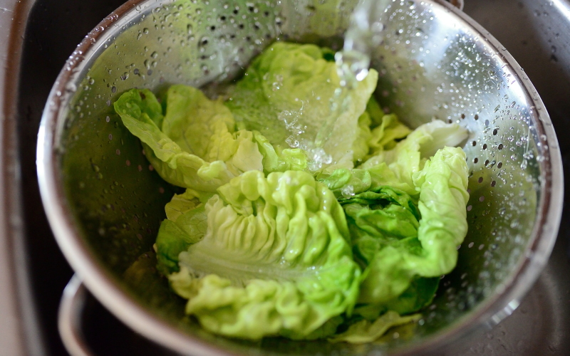 Хотя перед употреблением листовых овощей важно промывать их, одной обычной воды может быть недостаточно, чтобы избавиться от вредных бактерий.