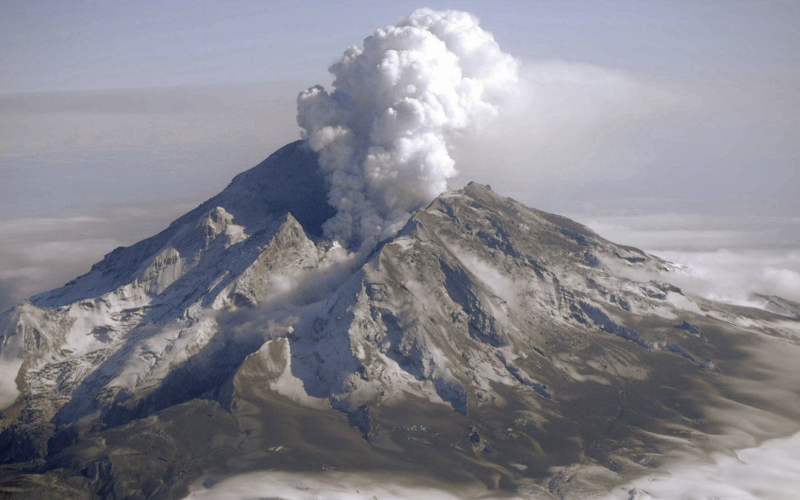 Извержение стратовулкана Редаут на Аляске в 2009 году.