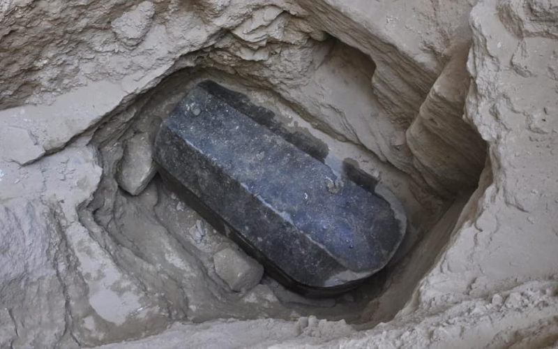 В Александрии обнаружен черный гранитный саркофаг эпохи Птолемеев.