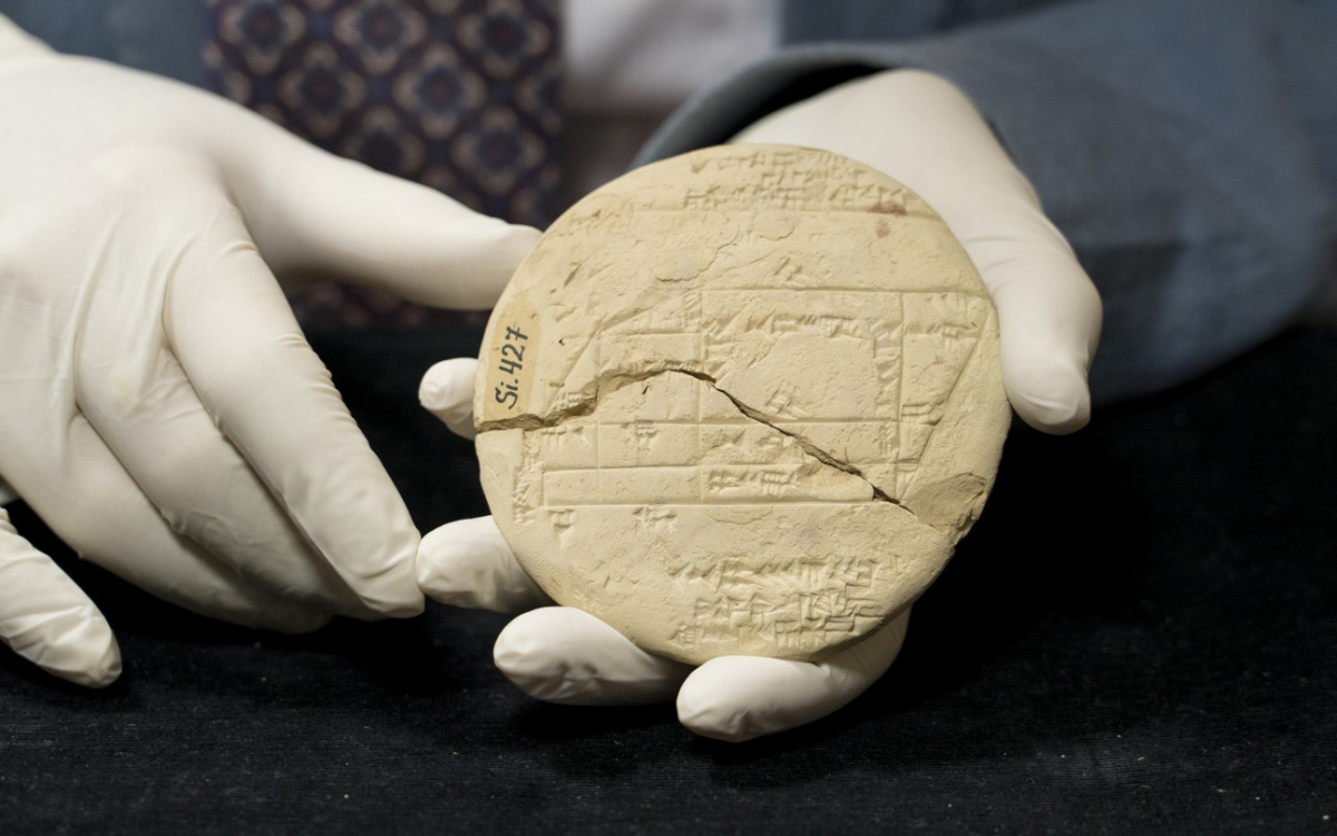 Древняя глиняная табличка с древнейшим известным примером прикладной геометрии.