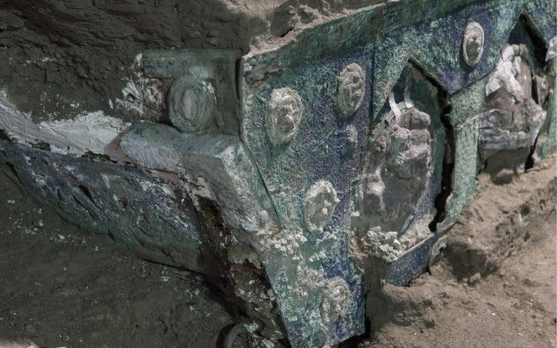 Помпеи: археологи раскрыли детали открытия церемониальной колесницы.