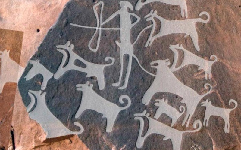 Гравировка на скале эпохи голоцена с изображением людей с охотничьими собаками
