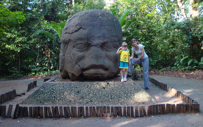 Гигантская каменная ольмекская голова из Сан-Лоренсо-Теночтитлана, Мексика.