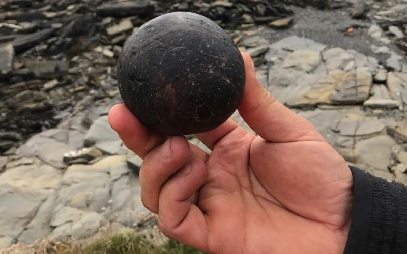 Один из полированных каменных шаров, найденных в неолитической гробнице на Оркнейских островах. Были найдены сотни таких шаров, но никто не знает, для чего они использовались.