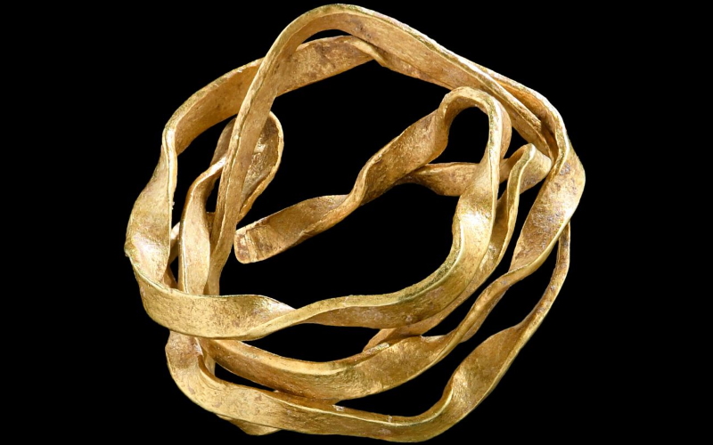 Этот золотой артефакт, который, возможно, использовался в качестве украшения для волос, был найден захороненным вместе с женщиной, умершей около 3800 лет назад.