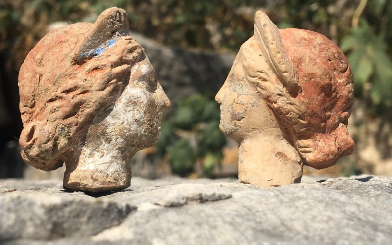 В Турции археологи обнаружили десятки терракотовых скульптур возрастом более 2000 лет, которые изображали древнегреческих богов, людей и животных.