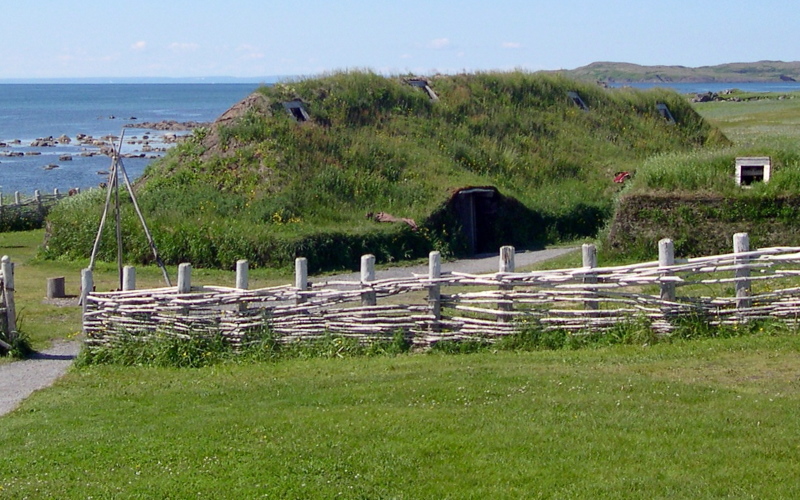 Реконструкция здания викингов возле L’Anse aux Meadows.