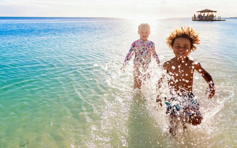 Голубые пространства - прибрежные районы, реки и озера - в детстве улучшают благополучие/самочувствие в дальнейшей жизни.