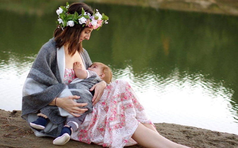 Грудное вскармливание динамически изменяет уровень эндогенного окситоцина и распознавание эмоций у матерей.