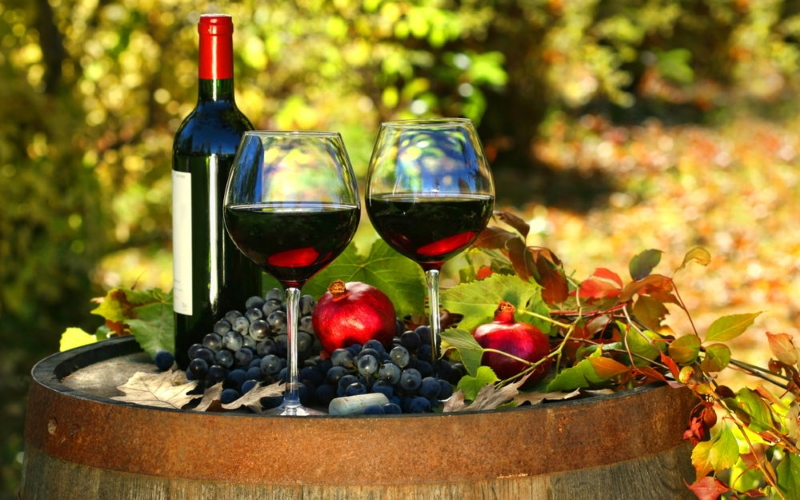 Ресвератрол, содержащийся в красном вине, связан с рядом преимуществ для здоровья.