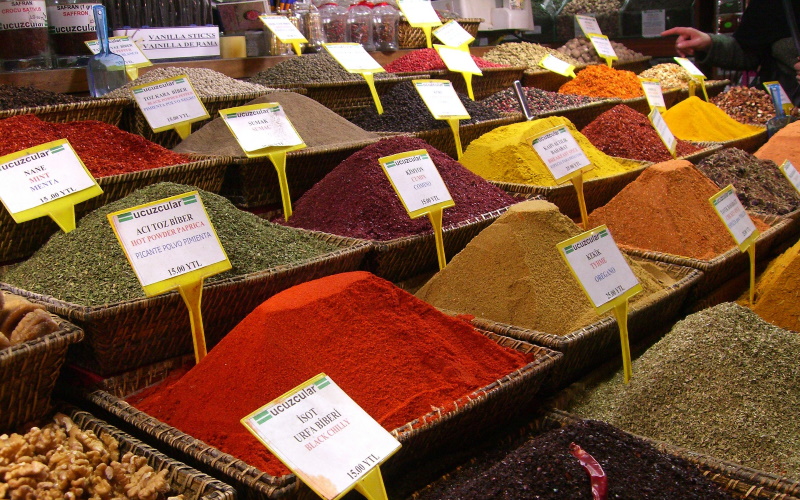 Специи на базаре, традиционном рынке.