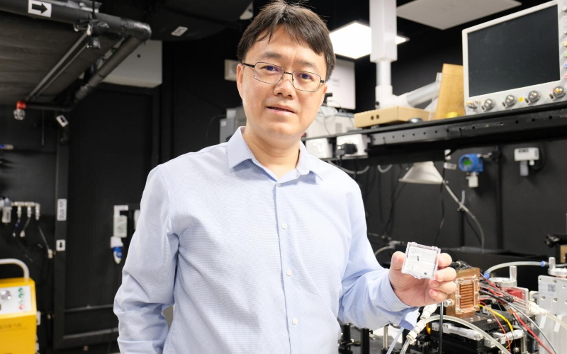 Профессор Ван Цицзе (Wang Qijie), ведущий ученый в разработке лазерной системы, на фото с прототипом. 