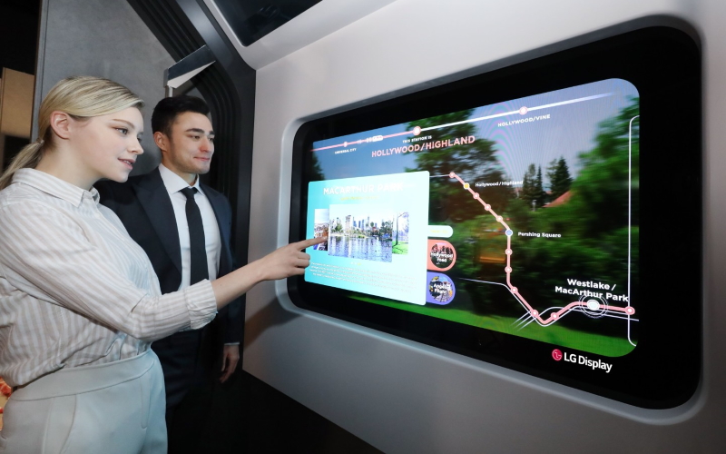LG уже установила свои прозрачные OLED-дисплеи в поездах метро в Пекине и Шэньчжэне и продемонстрирует это приложение на выставке CES 2021.