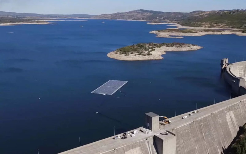 Первый плавучий фотоэлектрический парк на плотине реки Рабаган, Португалия.