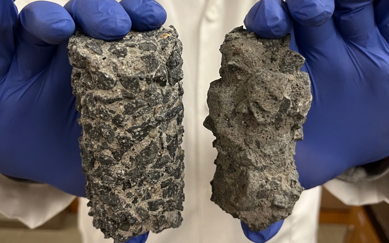 Образцы бетона, обработанного усиленным герметиком (слева) и его обычным аналогом (справа) – оптимальный состав содержал 0,06% оксида графена по массе и 0,15% наноглины монтмориллонита.