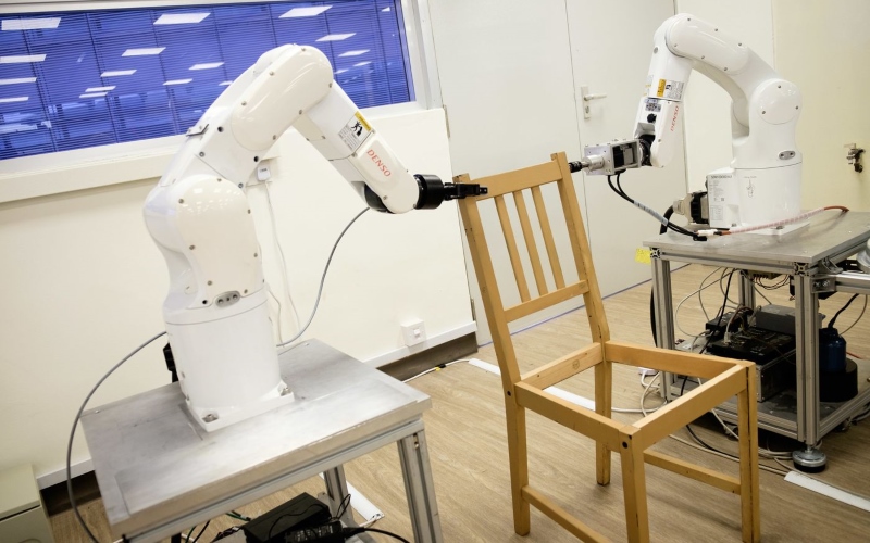 Роботы собирают стул IKEA в Наньянском технологическом университете (NTU) в Сингапуре 17 апреля 2018 года.