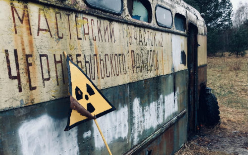 Исследователи из Бристоля проводят исследования в Чернобыльском рыжем лесу.