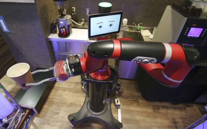 Робот для кофе бариста по имени «Сойер» делает кофе в кафе «Henn-na», что означает «Странное кафе» на японском языке, в Токио.