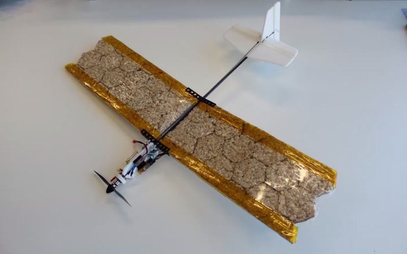 Прототип спасательного дрона со съедобнымными крыльями.