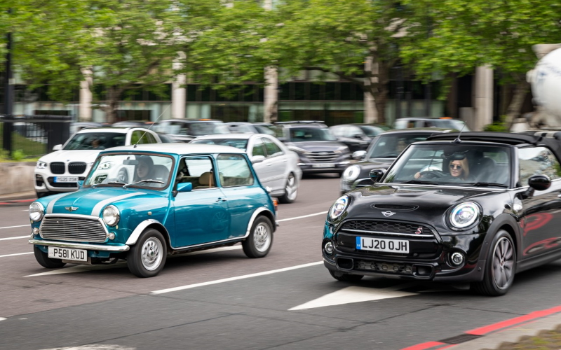 Стартап London Electric Cars переоборудует классический Mini (слева) в полностью электрический автомобиль за 25000 фунтов стерлингов.