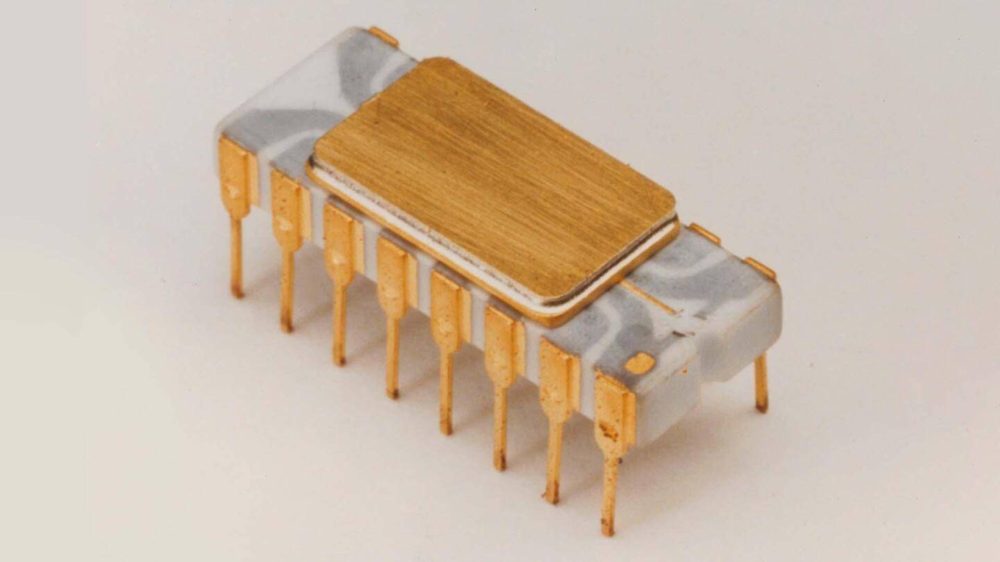 Первый чип микропроцессор Intel 4004 в керамическом корпусе.