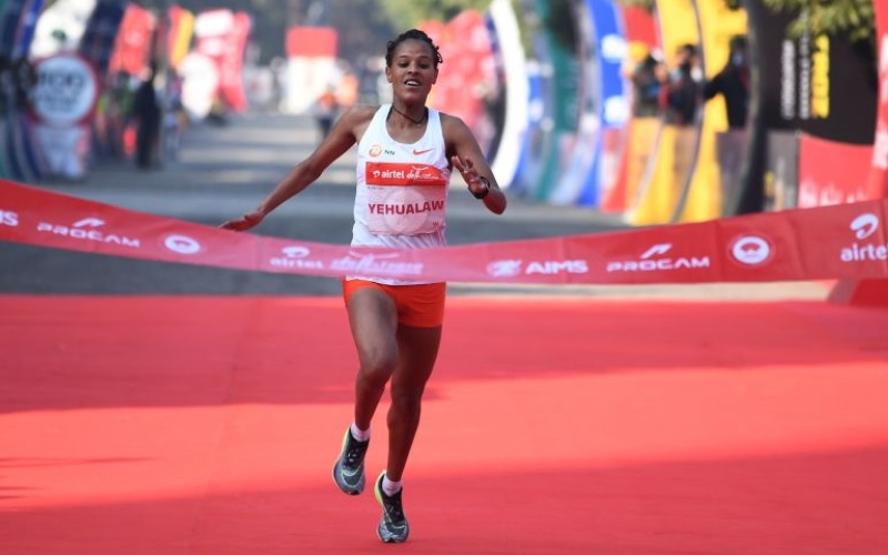 Эфиопская спортсменка Ялемзерф Йехуалау бежит к финишу, чтобы выиграть женский полумарафон Airtel Delhi 2020 года в Нью-Дели 29 ноября 2020 года.